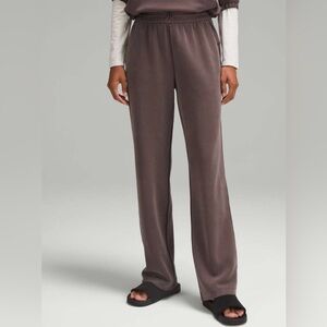 Lululemon Softstreme High-Rise Pant *Regular
Espresso (First Release)